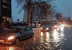 İzmir'de sağanak etkili oldu