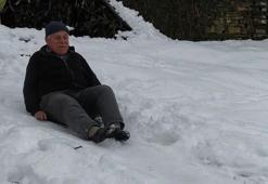 Köylülerin kar keyfi; naylon poşet ve tepsilerle kaydılar