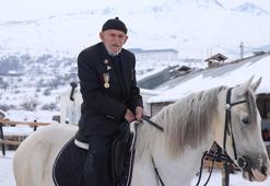 96 yaşındaki Kore gazisi, ata biniyor