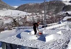 Çatıdaki karla ay- yıldız figürü yapıp bayrağa saldırıya tepki gösterdi