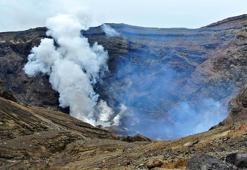 Japonya'da kaybolan helikopterin enkazı, Aso Yanardağı'ndaki kraterde bulundu