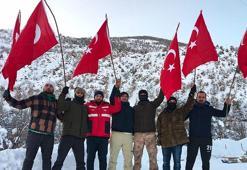 Türk bayrağını göndere çekip, sınır hattındaki saldırıya tepki gösterdiler