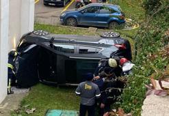 Otomobil, apartman bahçesine uçtu: 2 yaralı