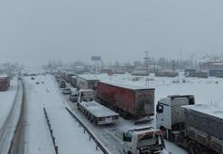 Sivas'ta ulaşıma kar engeli; Kayseri ve Malatya kara yolları kapandı