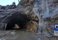 Doğu buz kesti: Kemaliye'deki taş yolda buz sarkıtları oluştu