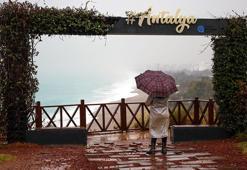 'Sarı kod'la uyarılan Antalya'da şiddetli yağış