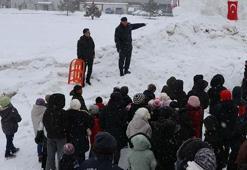 Jandarma pist hazırladı, Sevgi Evleri'nde kalan çocuklar kızakla kaydı