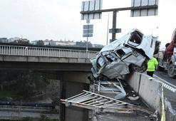 Hafif ticari araca çarpan TIR, viyadükten düştü; 3 yaralı