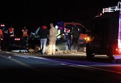 Mardin'de otomobil ile hafif ticari aracın çarpıştığı kazada 3 ölü, 2 yaralı