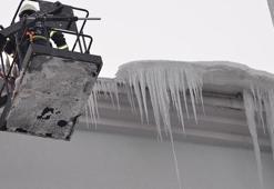 Erzurum’da dev buz sarkıtları itfaiye ekibi tarafından kırıldı