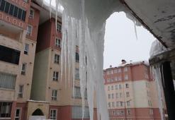 Bitlis'te çatılardaki buz sarkıtlarının boyu 5 metreyi aştı