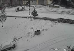 Otomobilin duvara çarpıp devrildiği kaza kamerada