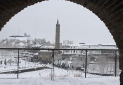 Diyarbakır'da tarihi mekanlar da beyaza büründü