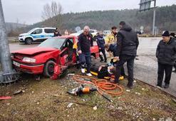 İki otomobil kafa kafaya çarpıştı: 1’i ağır, 3 yaralı