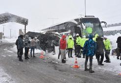 Yolcu otobüsü kontrol noktasındaki kulübeye çarptı; 4 polis hafif yaralı
