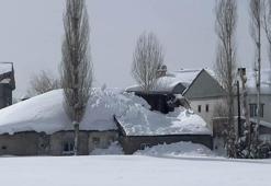 Kerpiç evin çatısı, kar nedeniyle çöktü