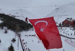 Palandöken'deki zipline hattına dev Türk bayrağı astılar