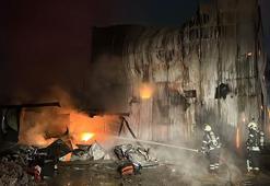 Kocaeli’de atık plastik deposunda çıkan yangın söndürüldü