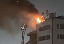 Kağıthane'de 4 katlı binanın çatısı alev alev yandı