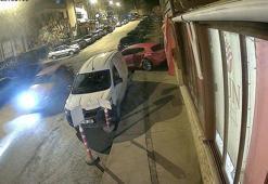 Alkollü sürücünün kullandığı otomobil park halindeki araçlara çarptı; o anlar kamerada