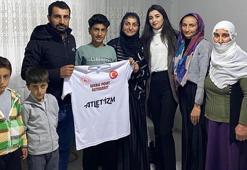 Mahalle mahalle gezerek ‘yıldızları’ ile buluşuyor