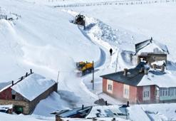 Van'da 1,5 metreyi bulan karla mücadele