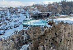 Kayalıklar üzerine inşa edilen cam terasa 100 bin ziyaretçi