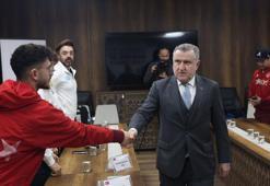 Bakan Bak 2026 Kış Olimpiyatları'na katılacak milli sporcuları kabul etti