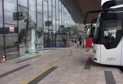 Yolcu otobüsü, perondaki yolcuya çarpıp terminal binasına daldı