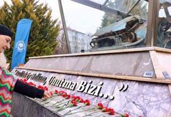 Uğur Mumcu, Eskişehir’de hurda otomobilinin sergilendiği alanda karanfillerle anıldı