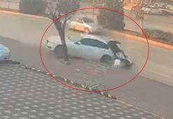 Otomobil önce motosiklete ardından da yol kenarındaki ağaca çarptı