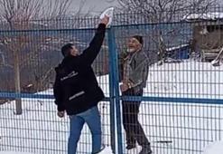 Yolu kardan kapanan mezradaki hastanın ilaçları kepçeyle ulaştırıldı