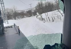 Bingöl’de karla mücadele ekibine saldırı; iş makinesinin camları kırıldı