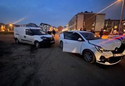 Bursa'da otomobil ile hafif ticari araç çarpıştı; 2 yaralı