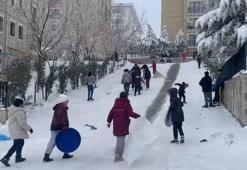 Gaziantep’te çocuklar tepsi, poşet ve leğenlerle kaydı
