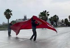 Kara yoluna düşen Türk bayrağını katlayıp, kaldırdılar