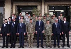 Bakan Bayraktar, Trablus'ta Libya Görev Grubu Komutanlığı'nı ziyaret etti