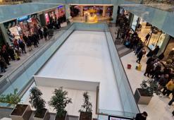 Mağaza açılışında indirimden yararlanmak isteyenler uzun kuyruklar oluşturdu