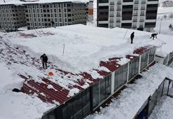 Bitlis'te çatılarda biriken karlar temizleniyor
