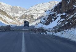 Kara yoluna düşen kaya parçaları askerler tarafından temizlendi