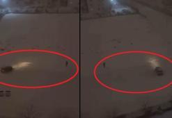 Karlı arazide otomobili ile drift yapan sürücü kamerada