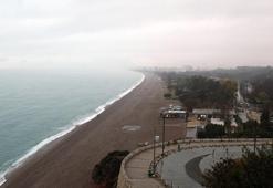 Antalya’da şiddetli yağışta yol çöktü