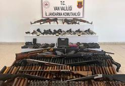 Van’da jandarmanın operasyonunda çok sayıda silah ve mühimmat ele geçirildi; 4 gözaltı