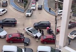 Düğün konvoyundaki araçların arasına girmek isteyen sürücünün otomobilini yumrukladılar