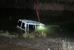 Park halindeki hafif ticari araç, Porsuk Çayı’na düştü