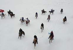 Karlı arazide yem bulamayan yaban hayvanları için atlı seferberlik