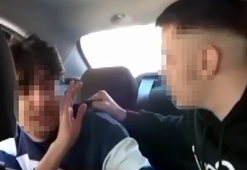 Çevrim içi oyunda küfürleştikleri liseliyi takside alıkoyup, darbettiler