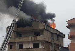 Yıkım işlemleri sırasında 4 katlı binanın çatısı yandı
