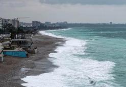 Antalya'da fırtına; dev dalgalar oluştu