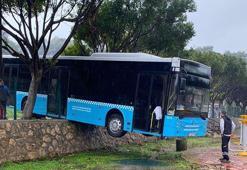 Freni boşalan otobüs, duvarda asılı kaldı